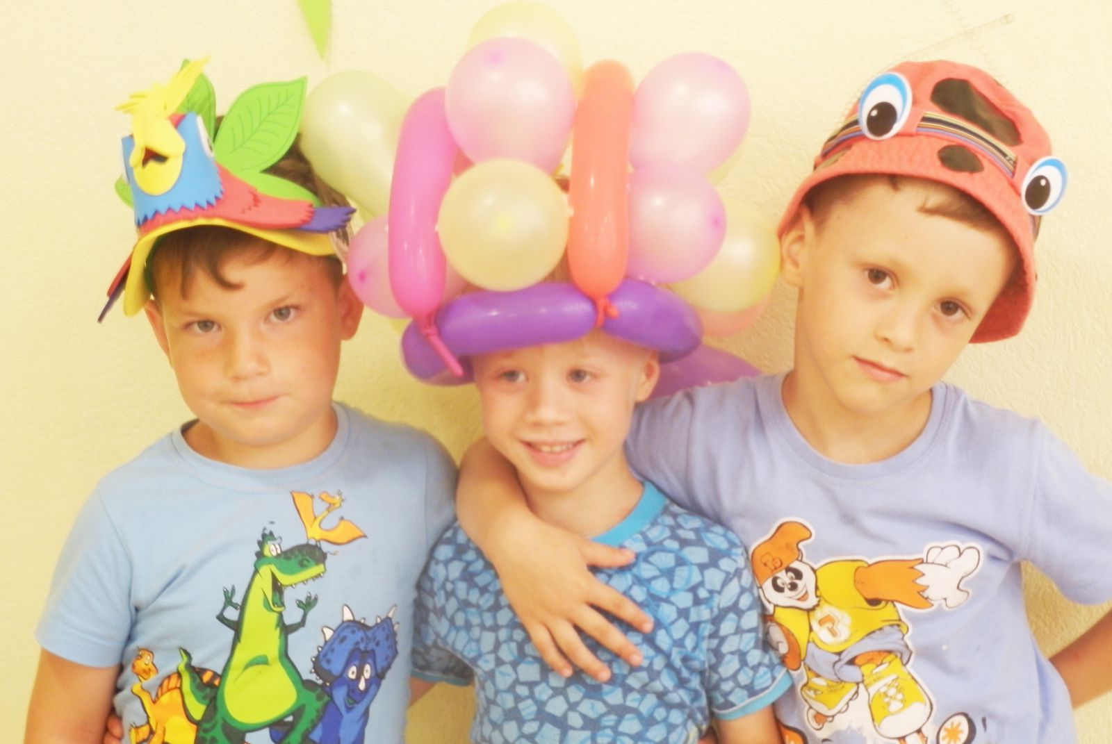 Детские конкурсы для мальчиков. Креативные шляпы для детей. Шляпы детские для праздника. Шляпа своими руками для мальчика. Шляпы детские для праздника мальчику.